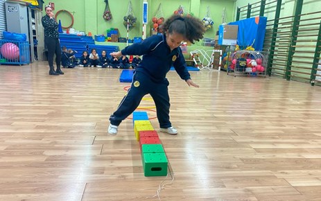 "EN EL GIMNASIO" (INFANTIL 5 AÑOS)