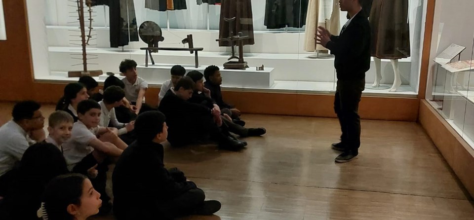 ¡VISITAMOS EL MUSEO DEL TRAJE! (1º ESO)