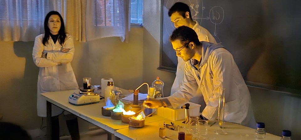 "Conexiones vida diaria-ciencia mediante experimentos en aulas" (2º-3º ESO)