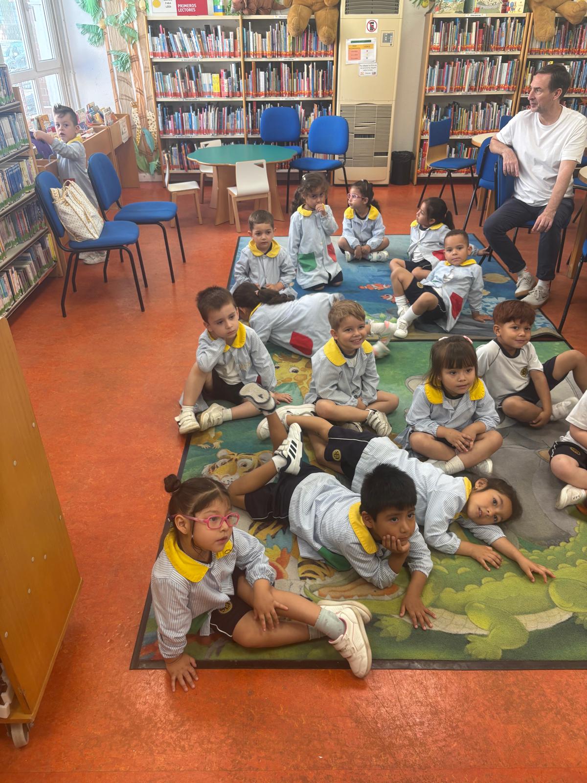 INFANTIL 3 AÑOS VISITA LA BIBLIOTECA MUNICIPAL LA ELIPA