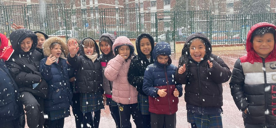 ¡SORPRESA BLANCA EN EL COLE! "ESTÁ NEVANDO"